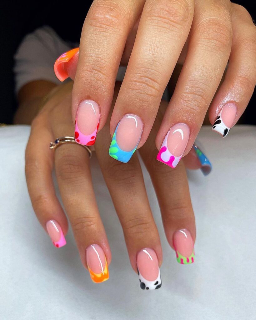 manicure francesa de agosto com desenhos diferentes