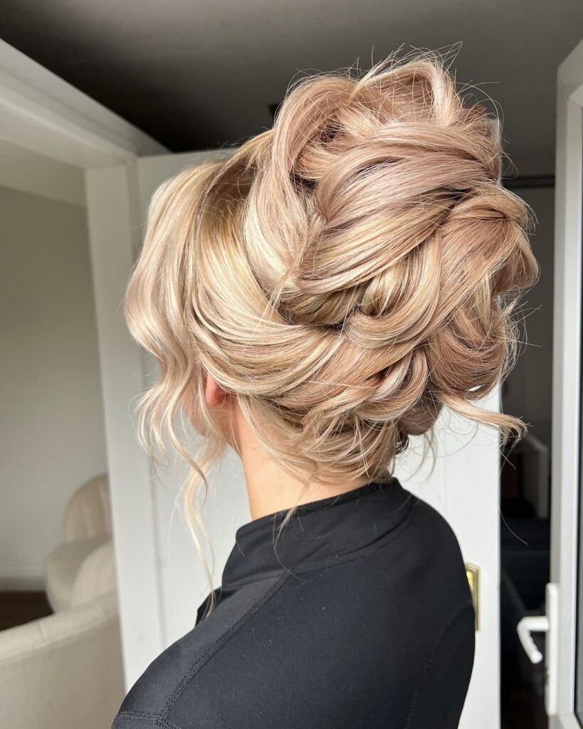 updo glam senza sforzo per capelli lunghi