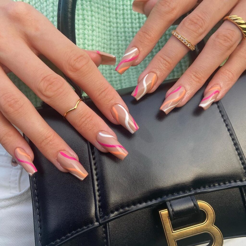 elegantes unhas de verão cor-de-rosa e cor de laranja em tons nude