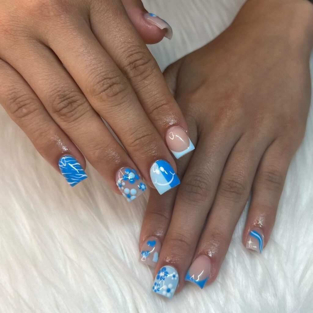 unhas de verão azuis e florais