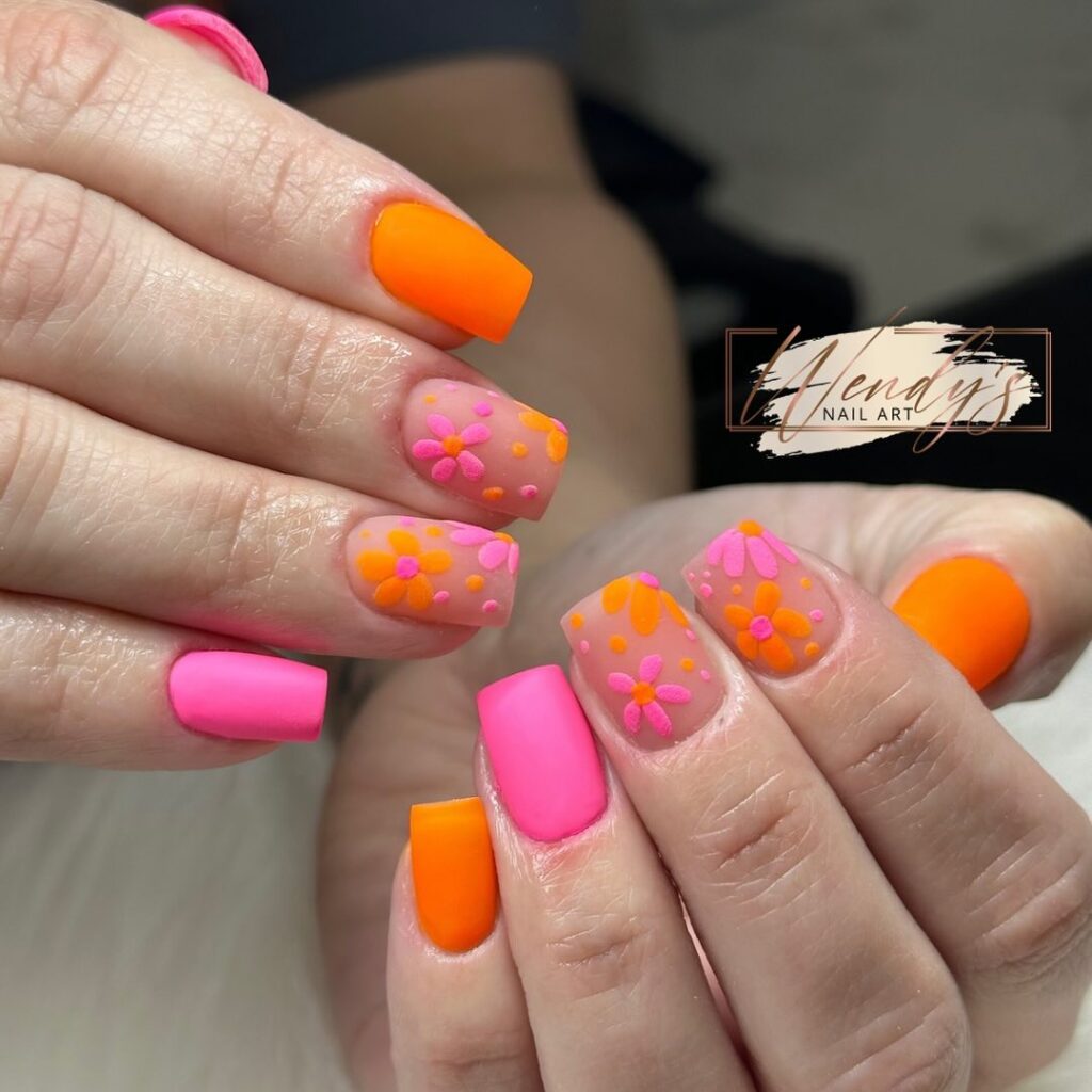 unhas de verão florais cor-de-rosa e cor de laranja