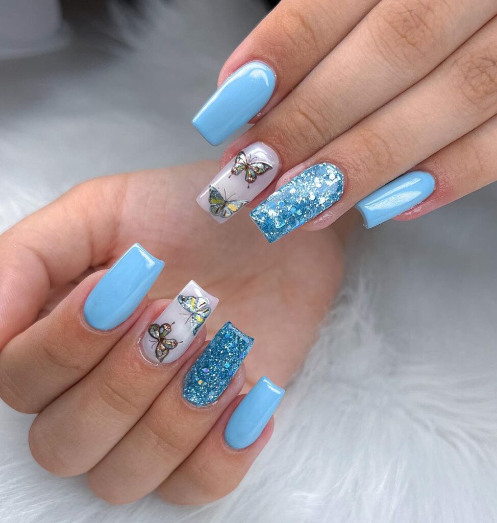 uñas de verano azul brillante