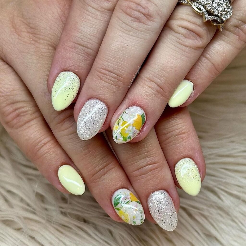 ongles pailletés au citron