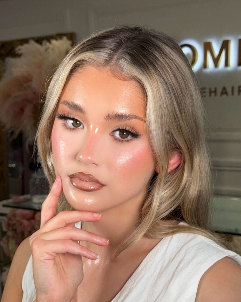 maquillage glowy dewy avec des lèvres des années 90