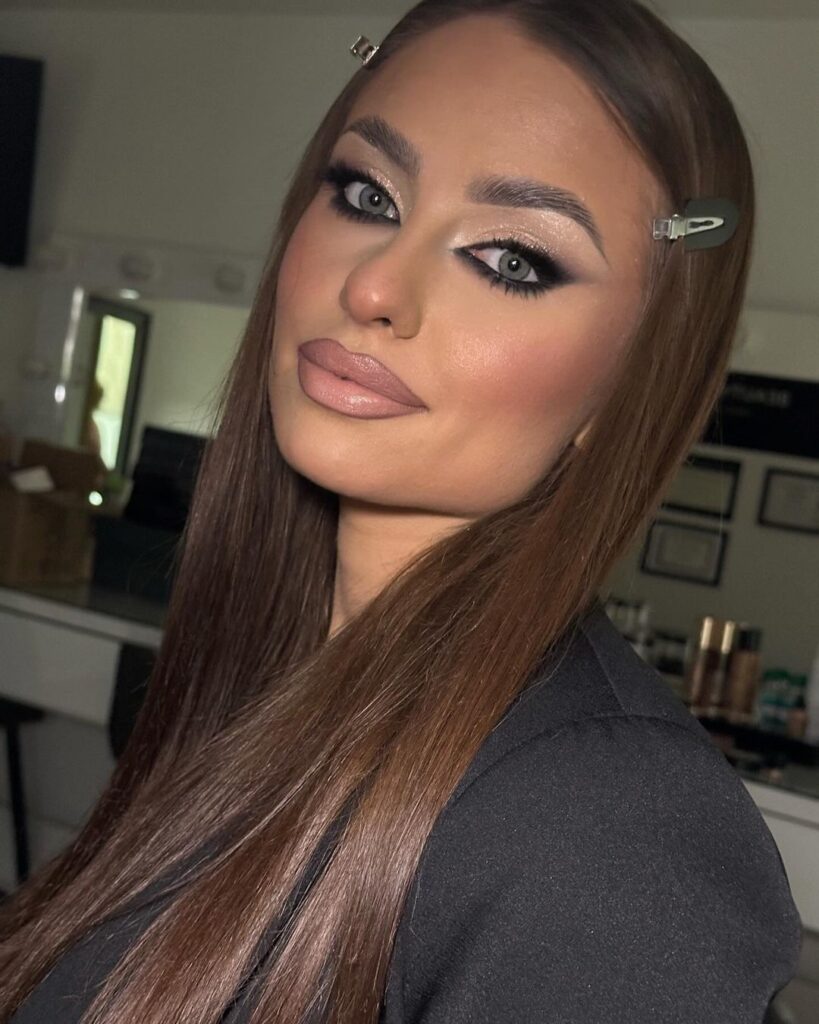 maquillage brillant et rosé avec fard à paupières pailleté