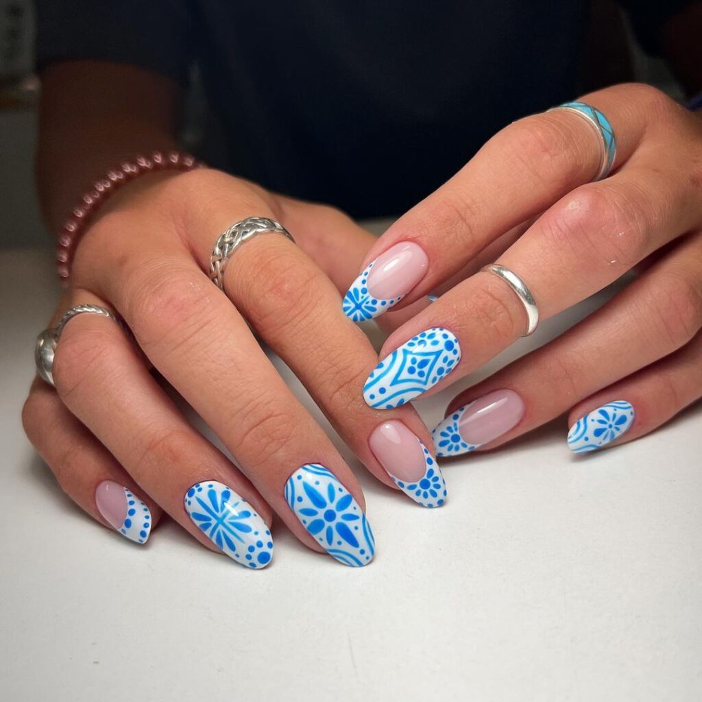 unhas de verão em azul grego