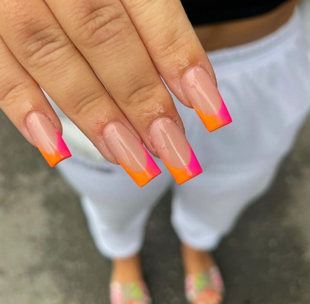 manicura francesa de verano mitad rosa mitad naranja