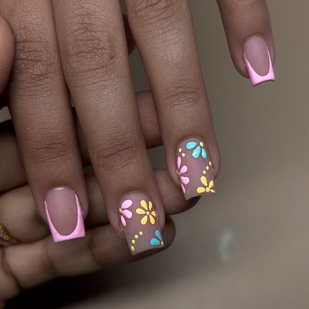 flores pintadas à mão em unhas curtas de verão