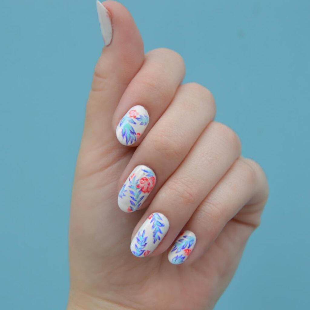 nail art de hojas en uñas tropicales