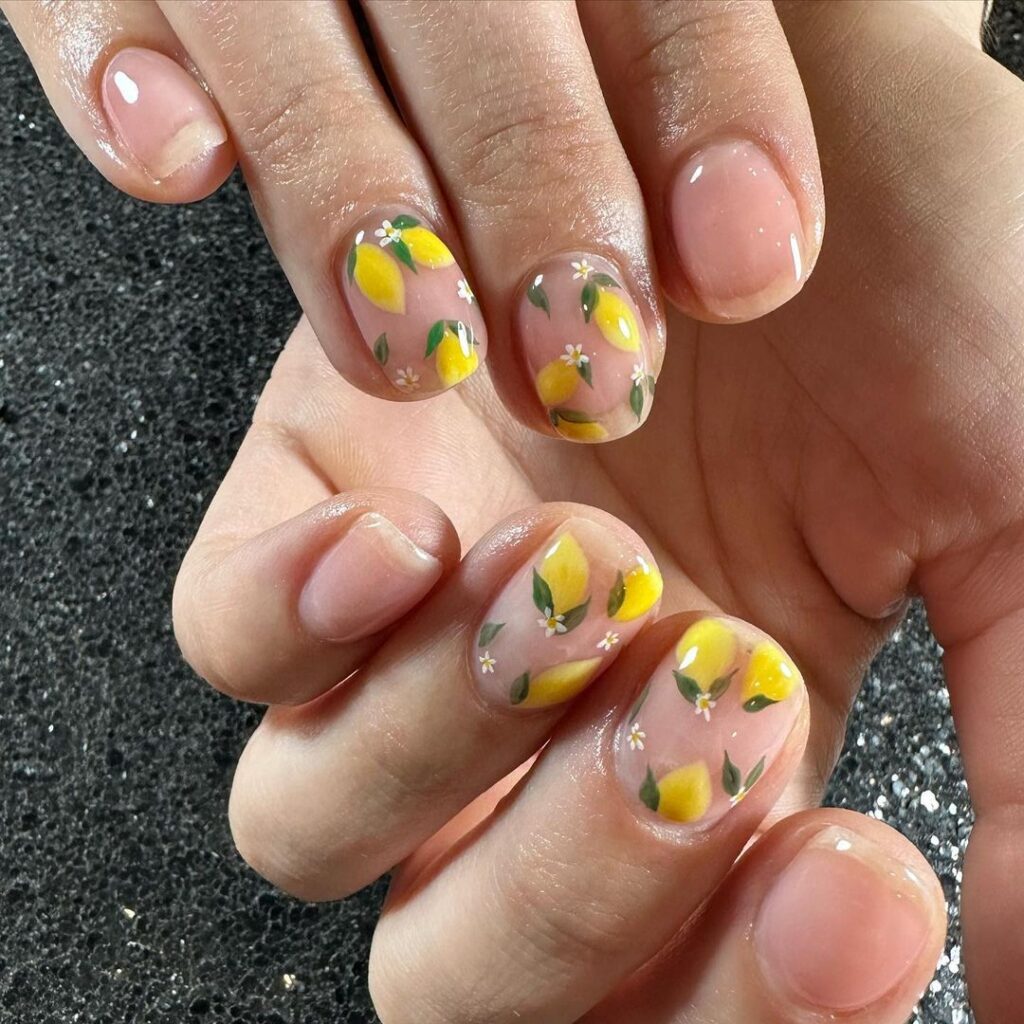 nail art de limão em unhas naturais