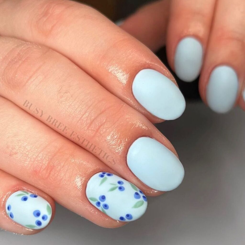 arte para unhas com mirtilos e menta