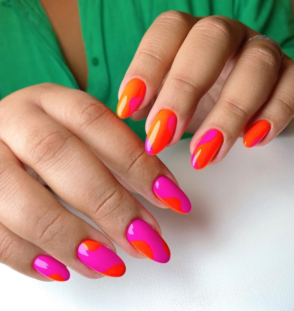 uñas de verano rosa y naranja desparejadas