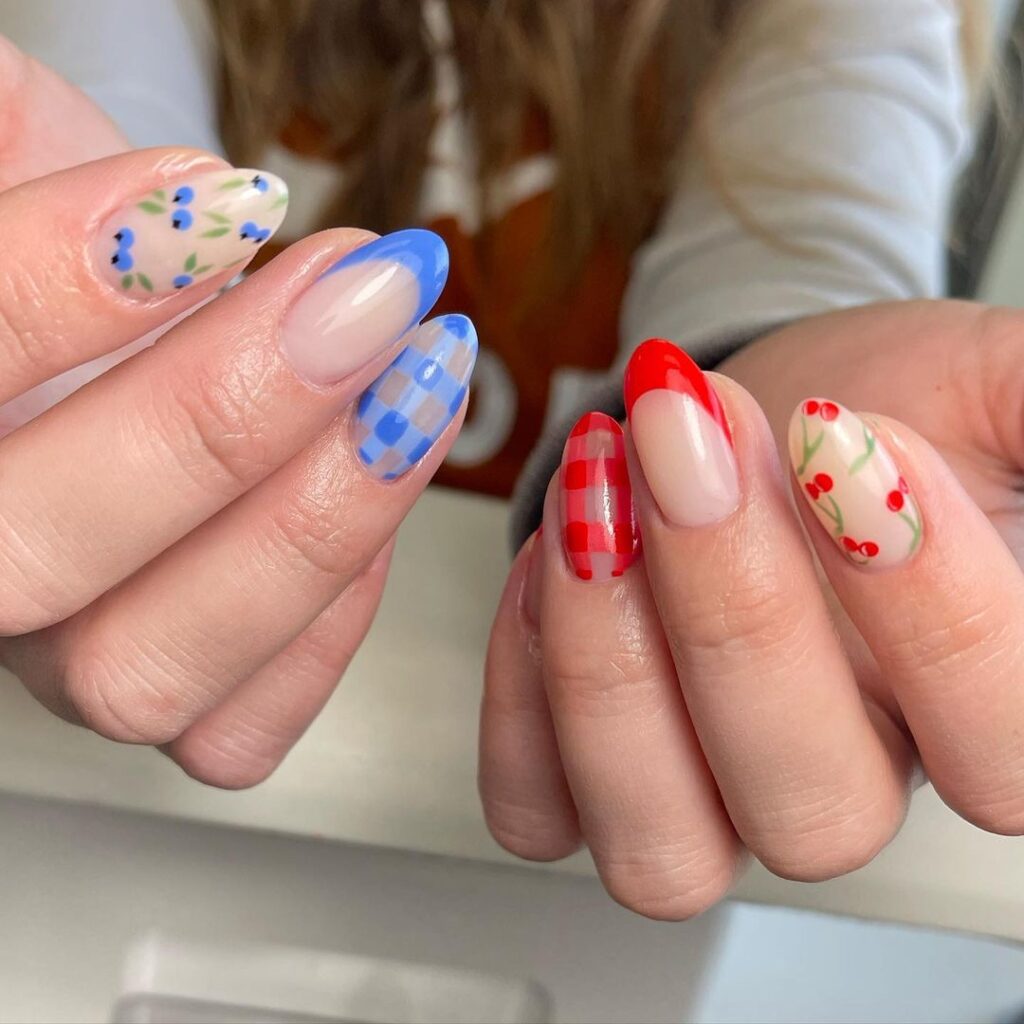 nail art de mirtilos e cerejas que não combinam