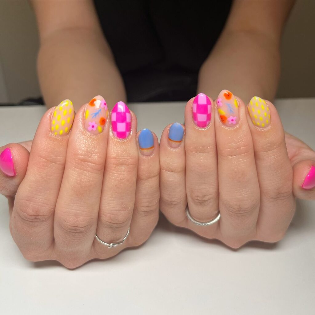 unhas curtas de verão multicoloridas