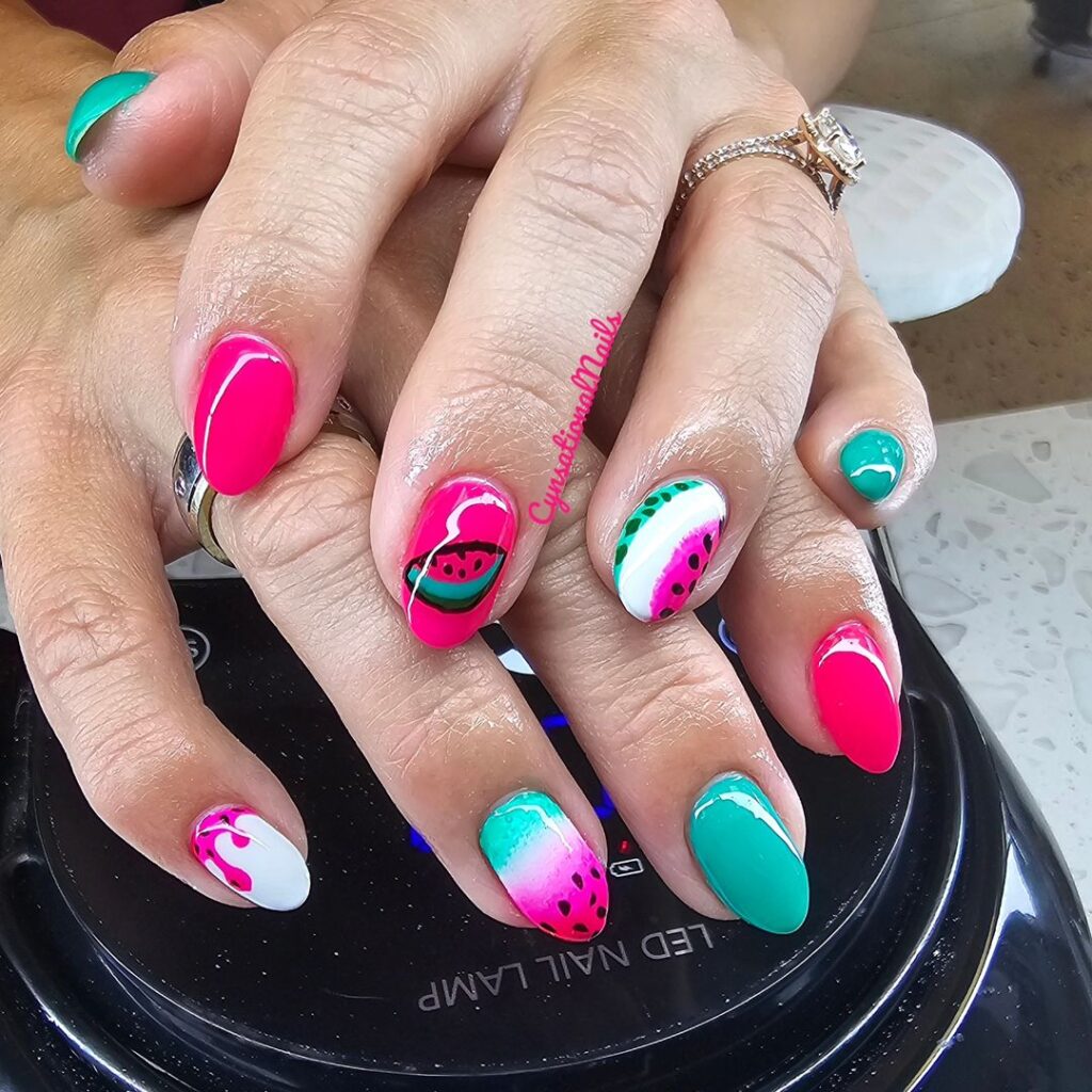 unhas de melancia multicoloridas