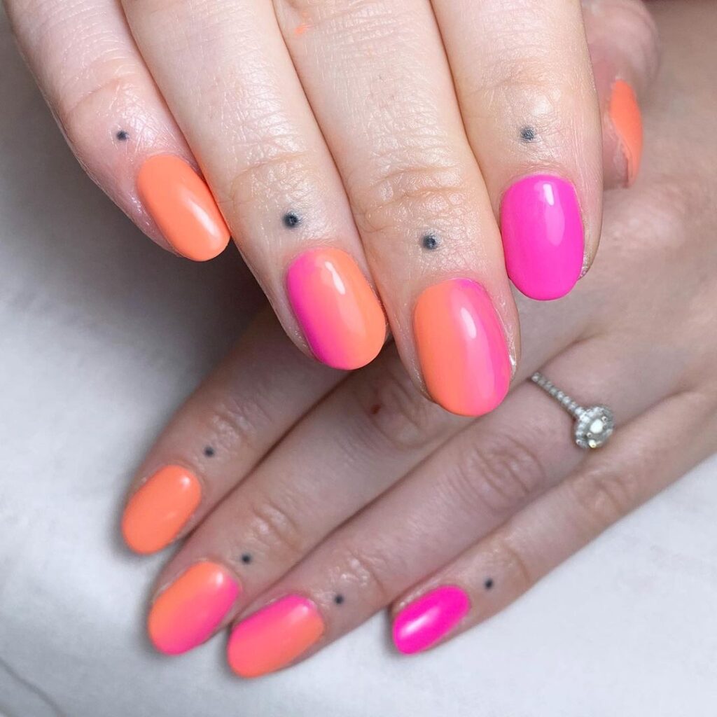 unhas de verão em ombre rosa mate e laranja