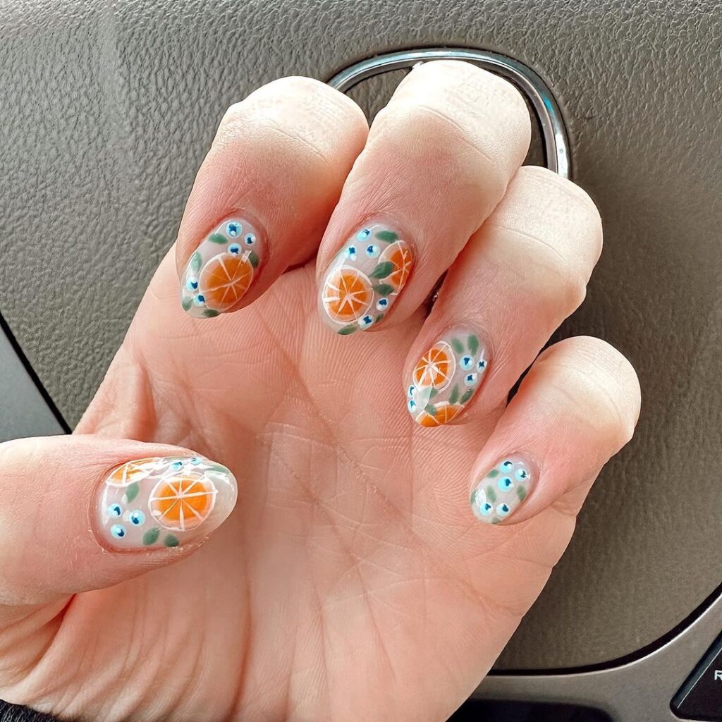 nail art de laranja e mirtilo