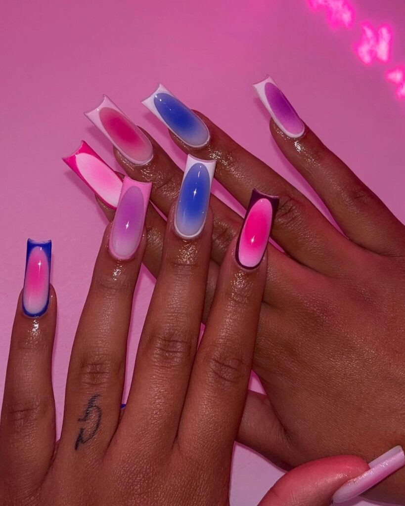 ongles tropicaux rose et violet aura