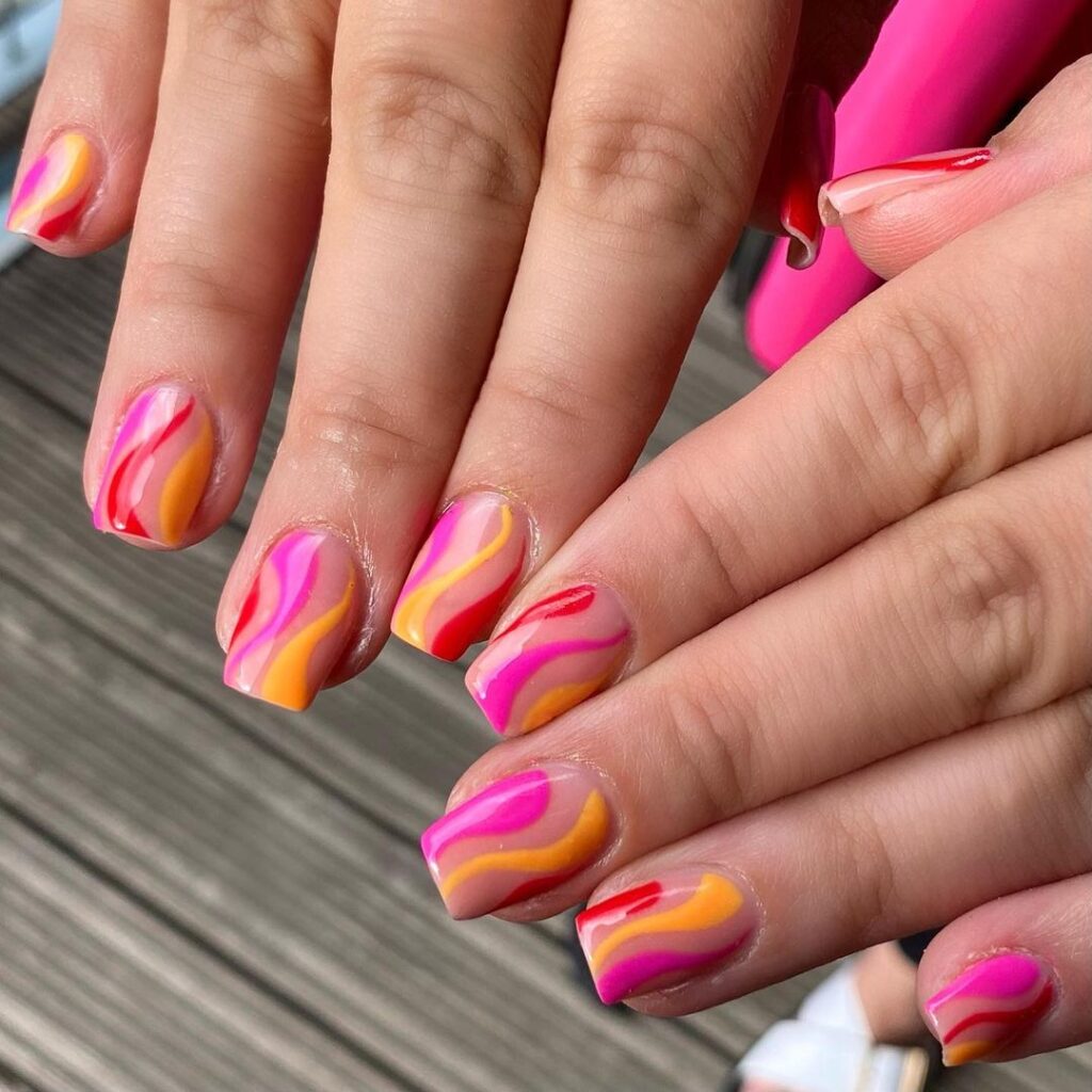 uñas de verano rosa, naranja y rojo