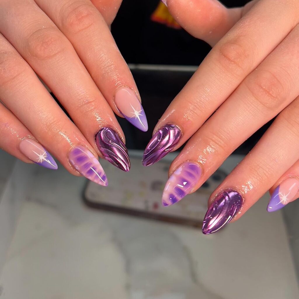 manicura con conchas de mar moradas