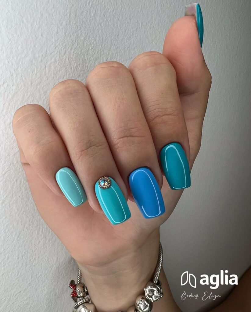 nuances de bleu ongles d'août