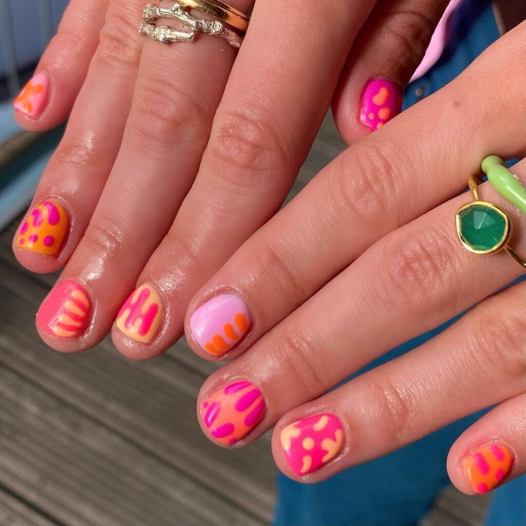 unhas de verão curtas e abstractas em rosa e laranja