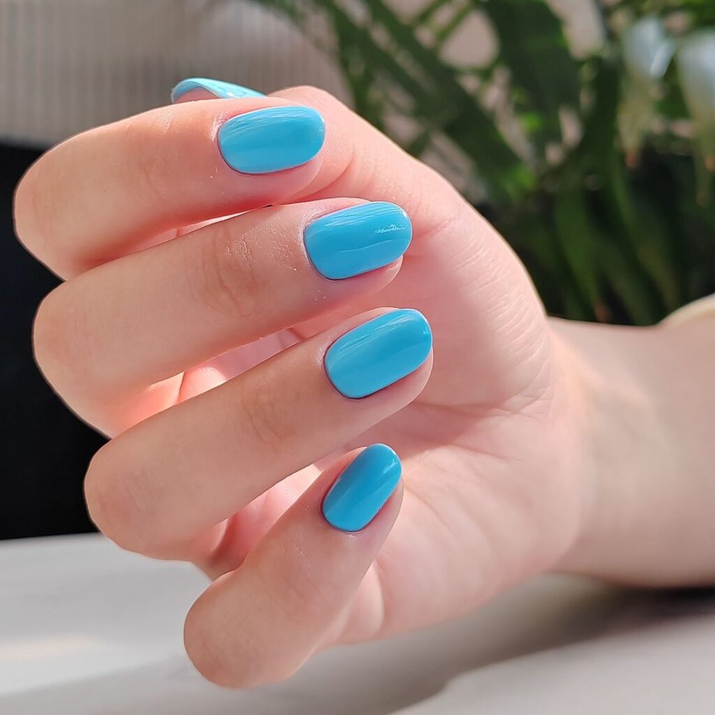 uñas de verano azul cielo