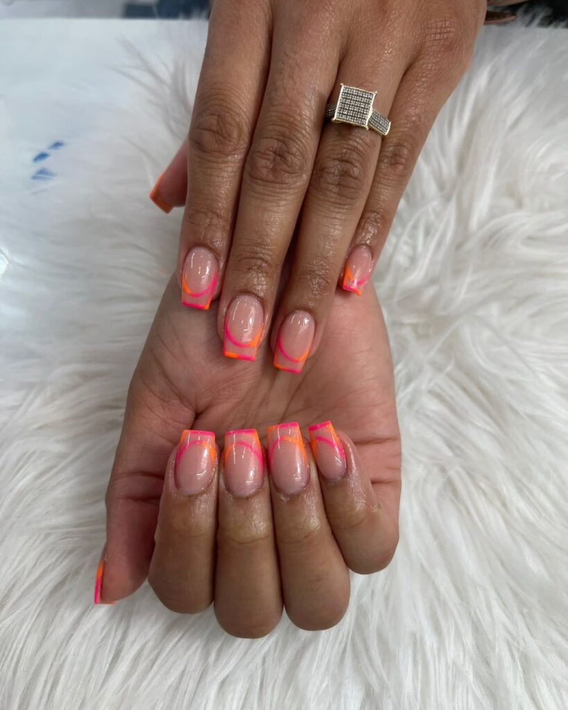 unhas de verão quadradas francesas cor-de-rosa e cor de laranja