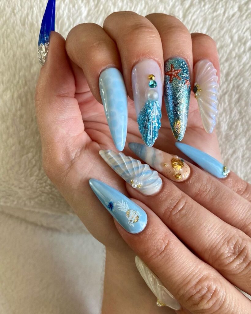 unhas de verão azul stiletto