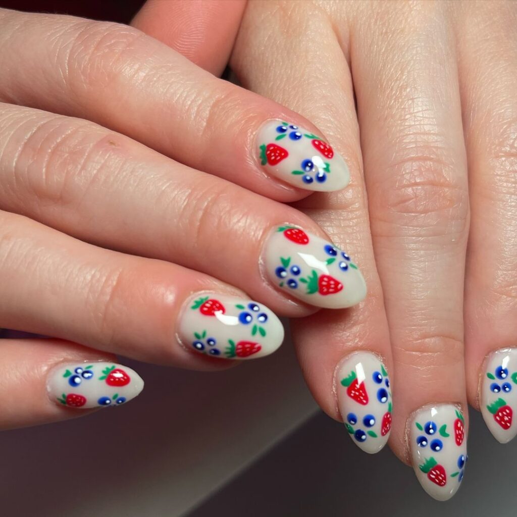 nail art con fragole e mirtilli