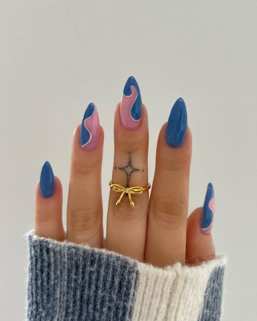 manicura de verano con remolinos azules