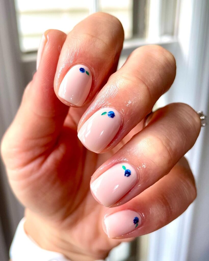 art de l'ongle avec de petites myrtilles