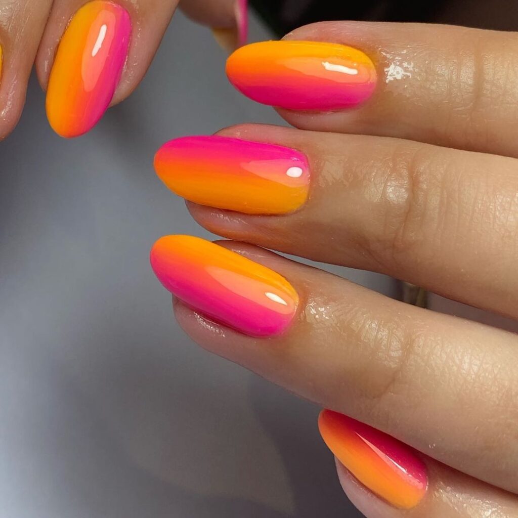 uñas verticales ombre rosa y naranja para el verano