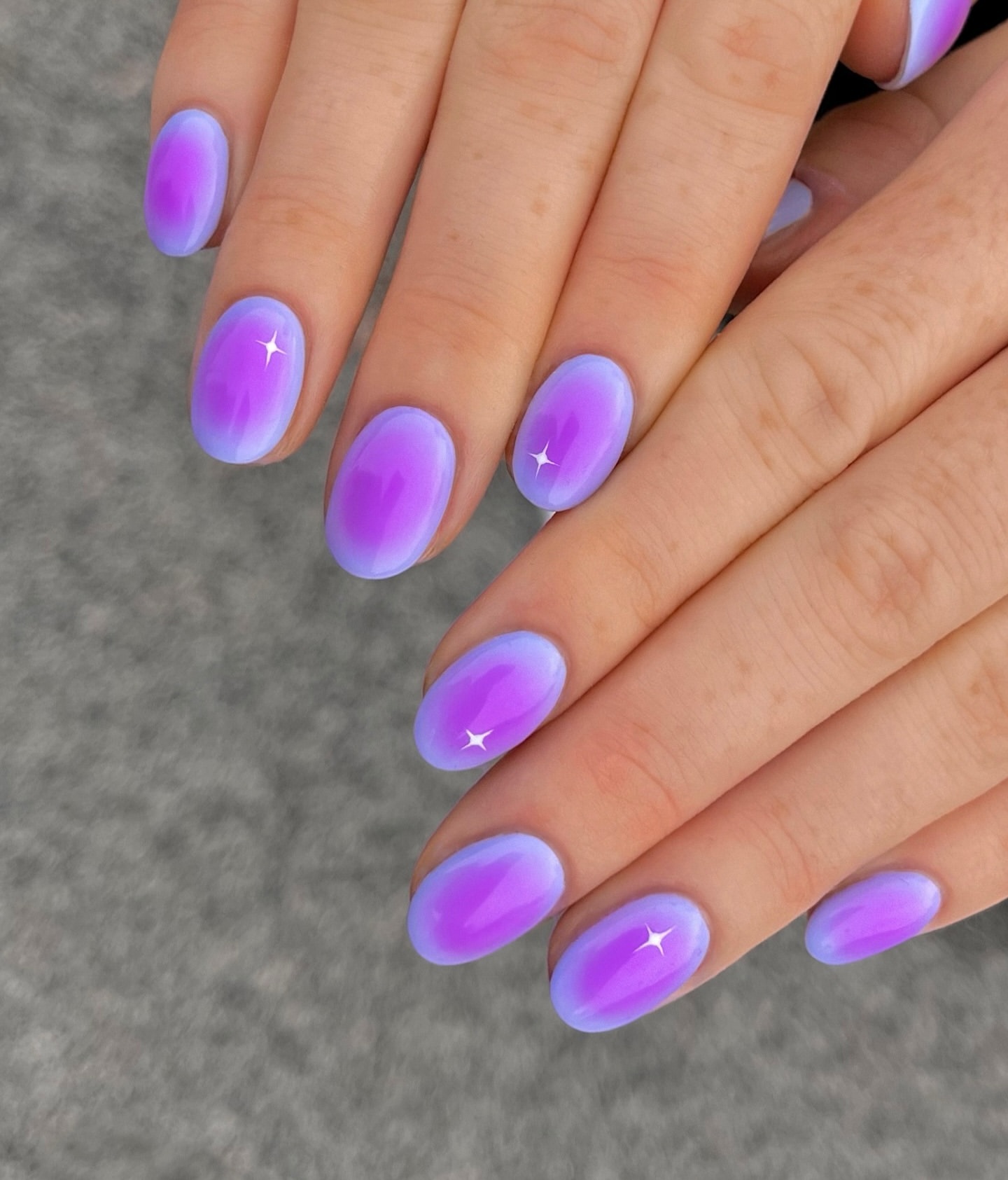 unhas aura lavanda com estrelas