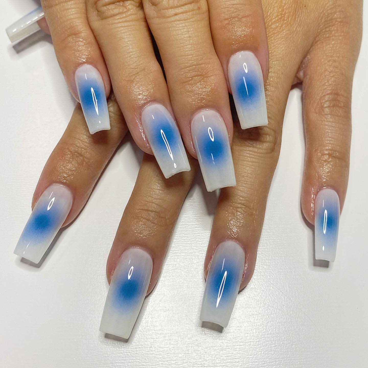 unhas aura azul sobre branco