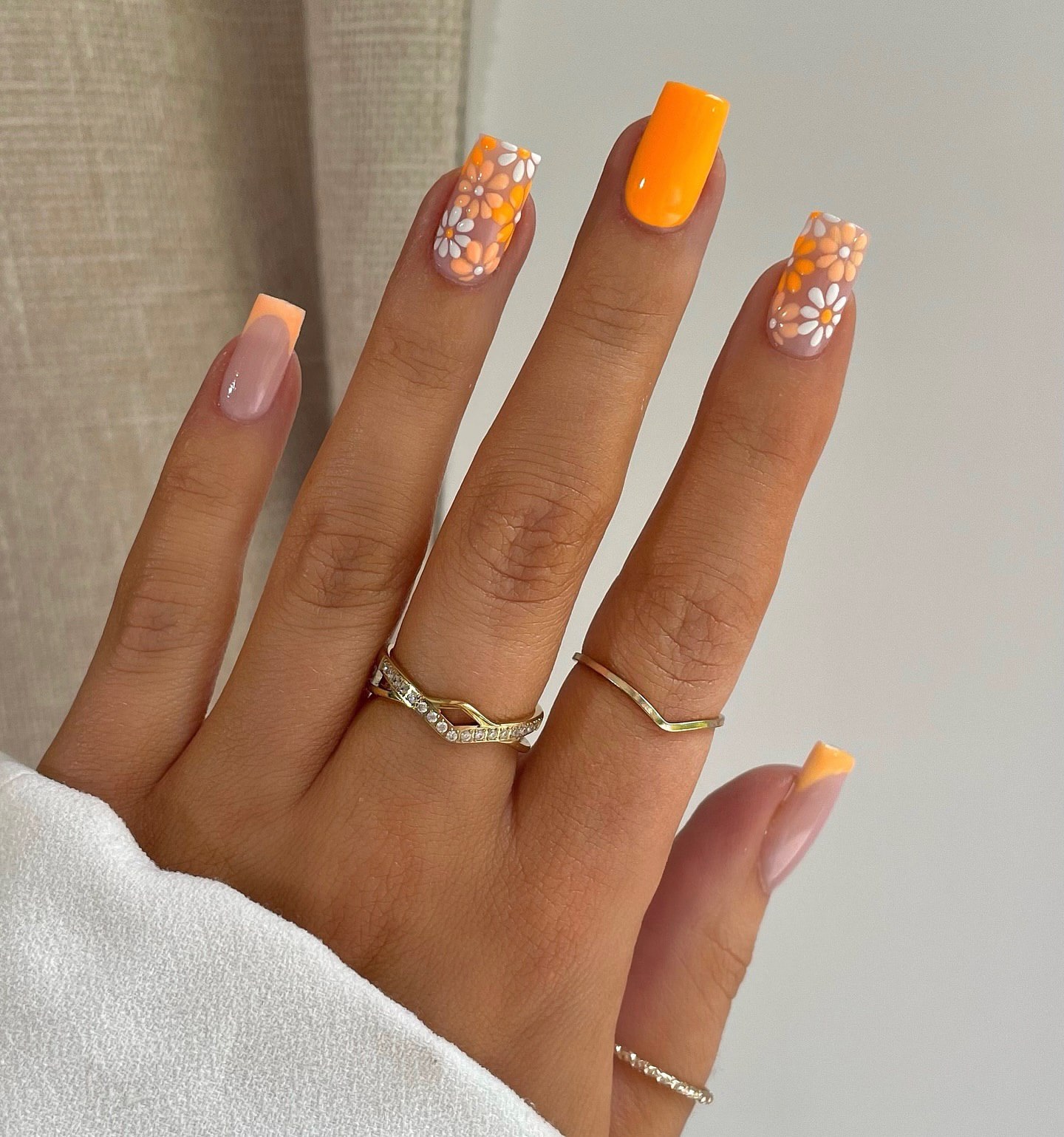 unhas com flores cor de laranja