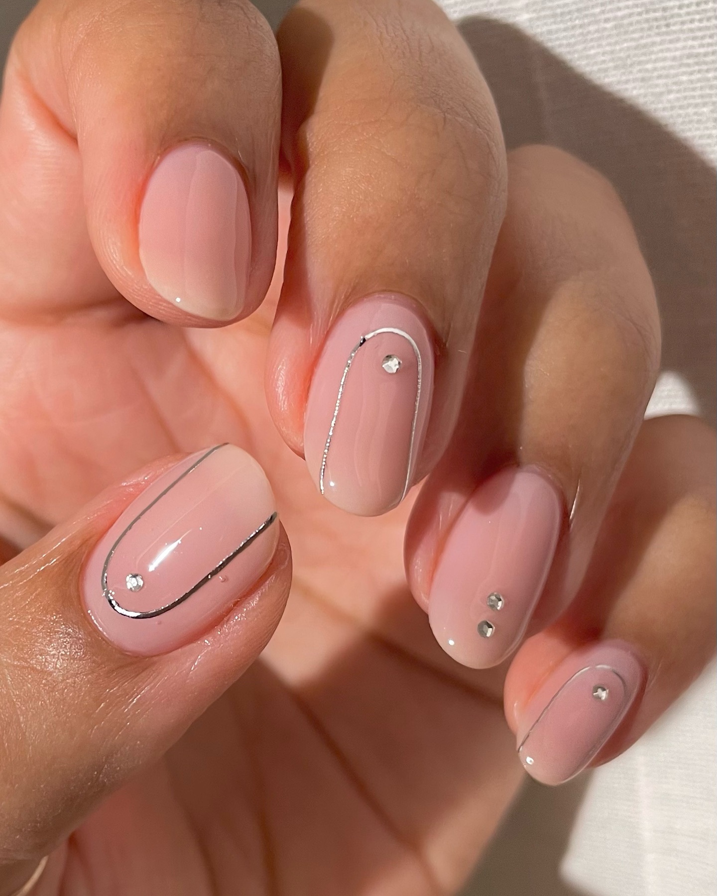 unhas nude com detalhes prateados