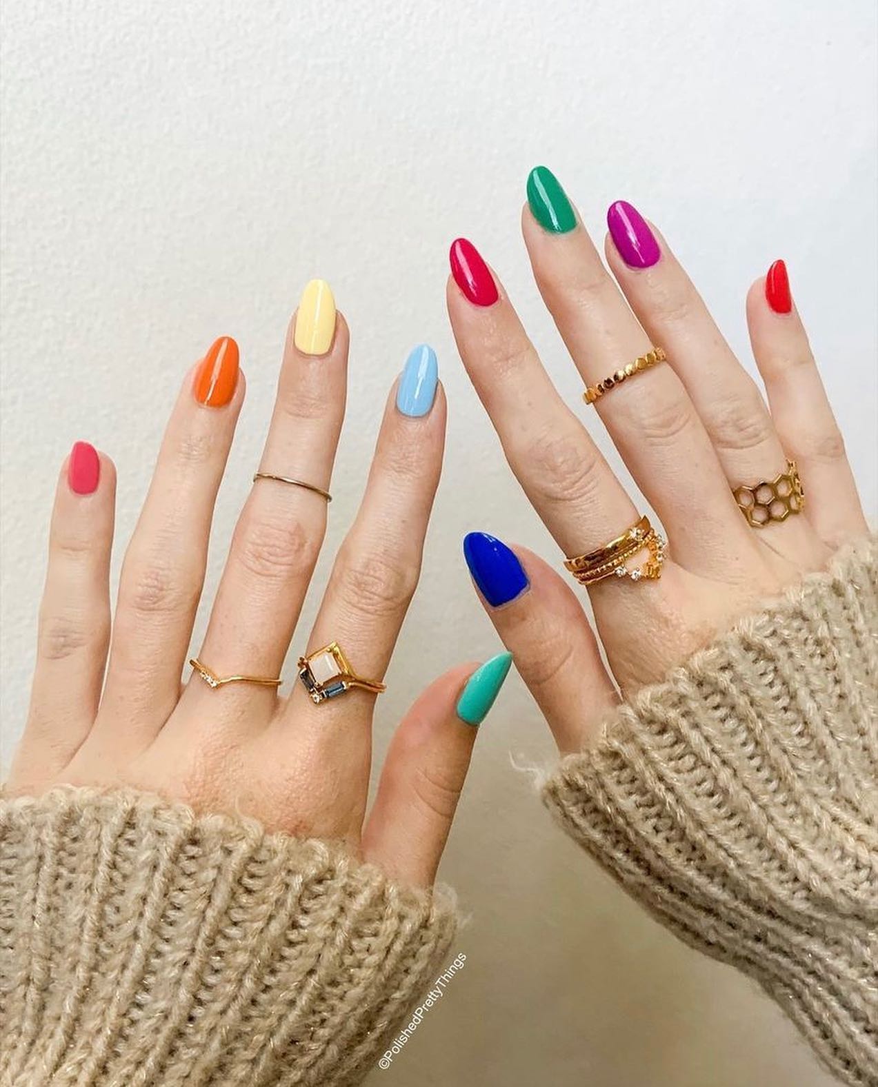 unhas arco-íris com cores suaves