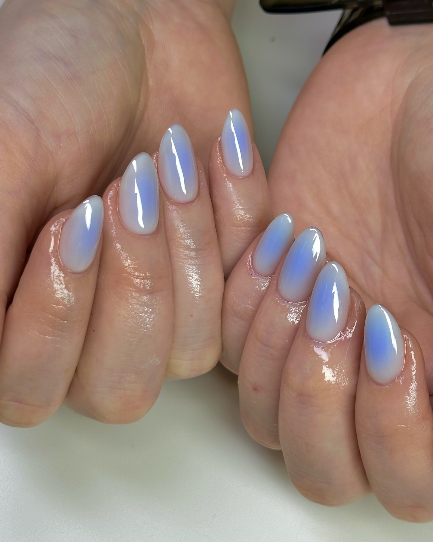 unhas aura azul pastel