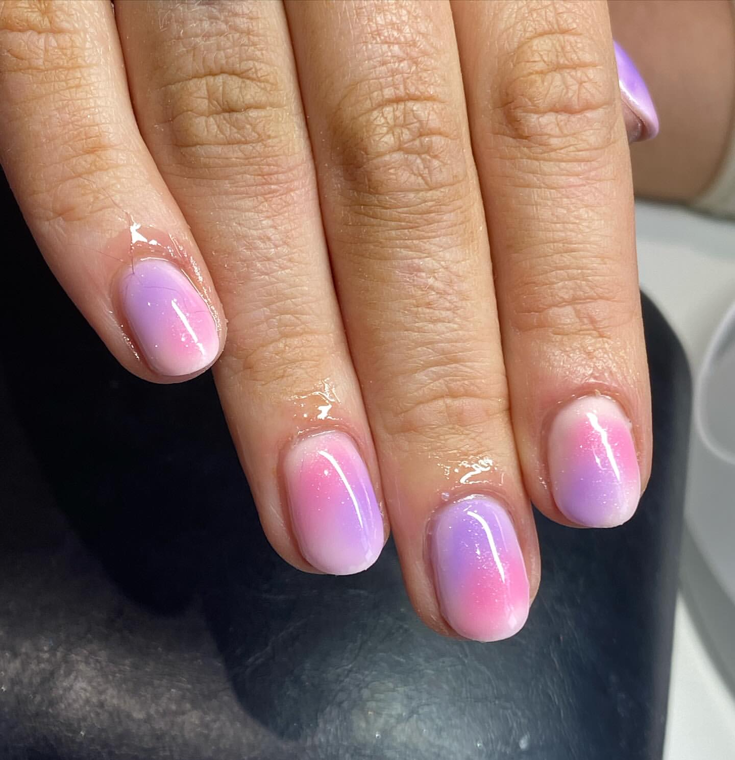 unhas cor-de-rosa e lilás