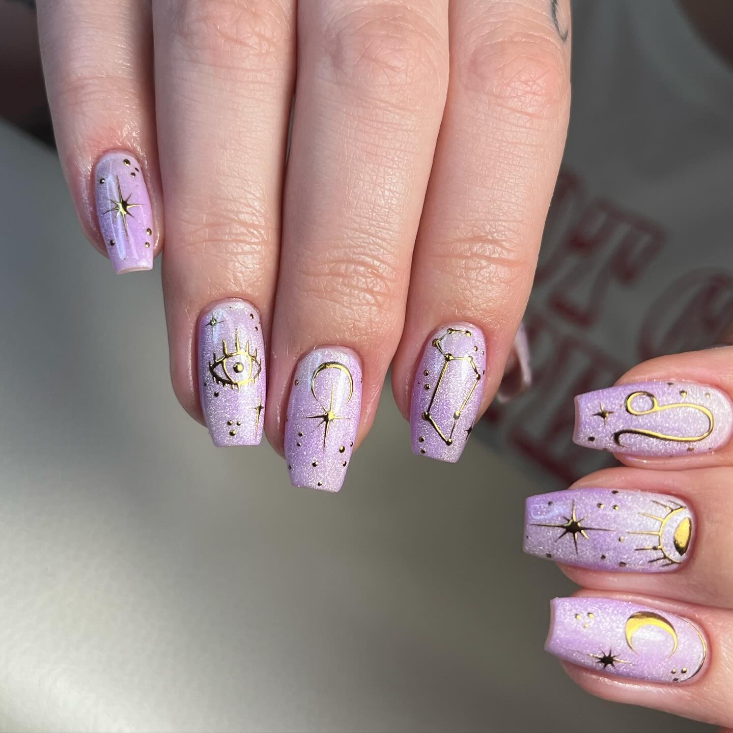 unghie di leo con glitter viola