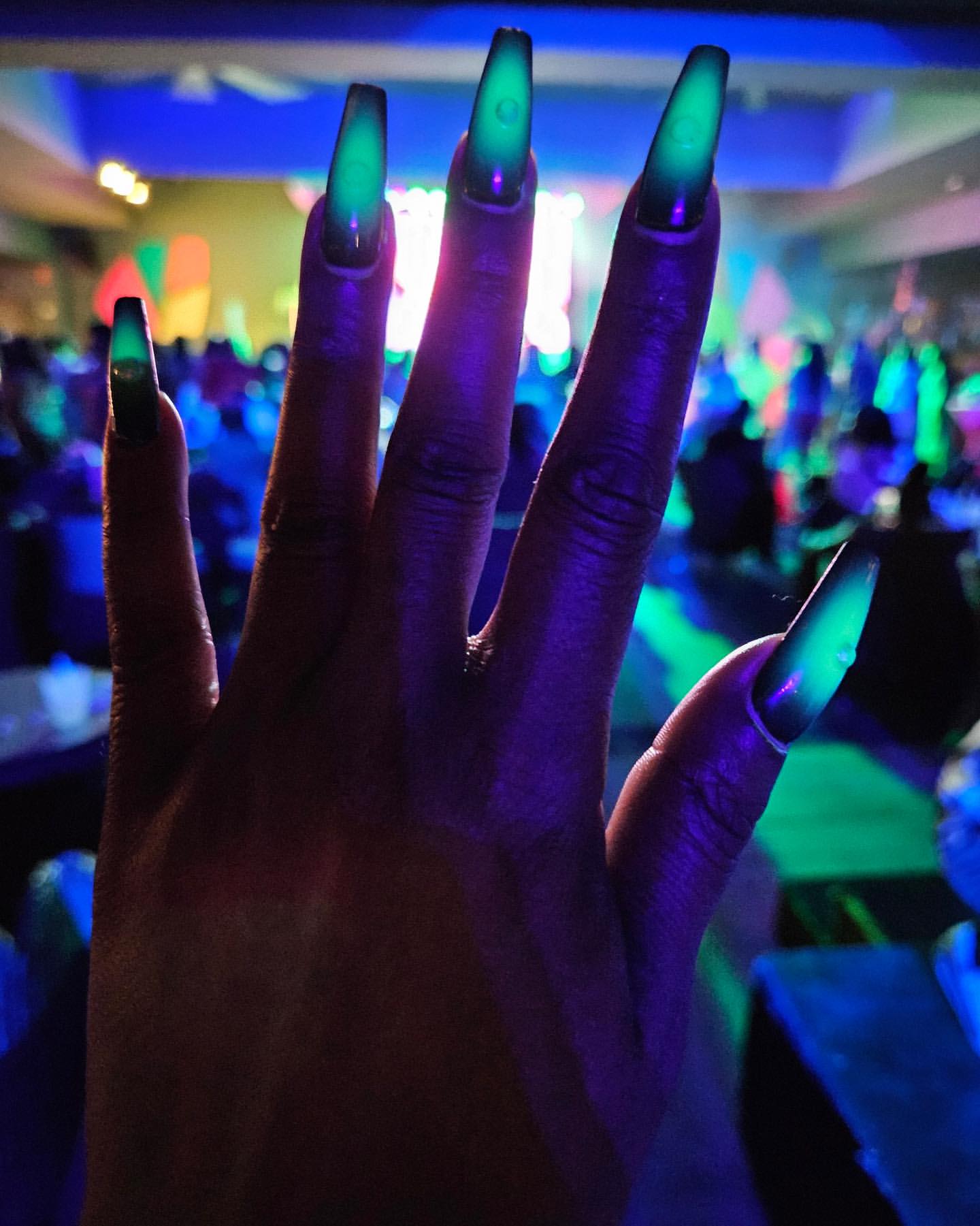 glow in the dark aura nails