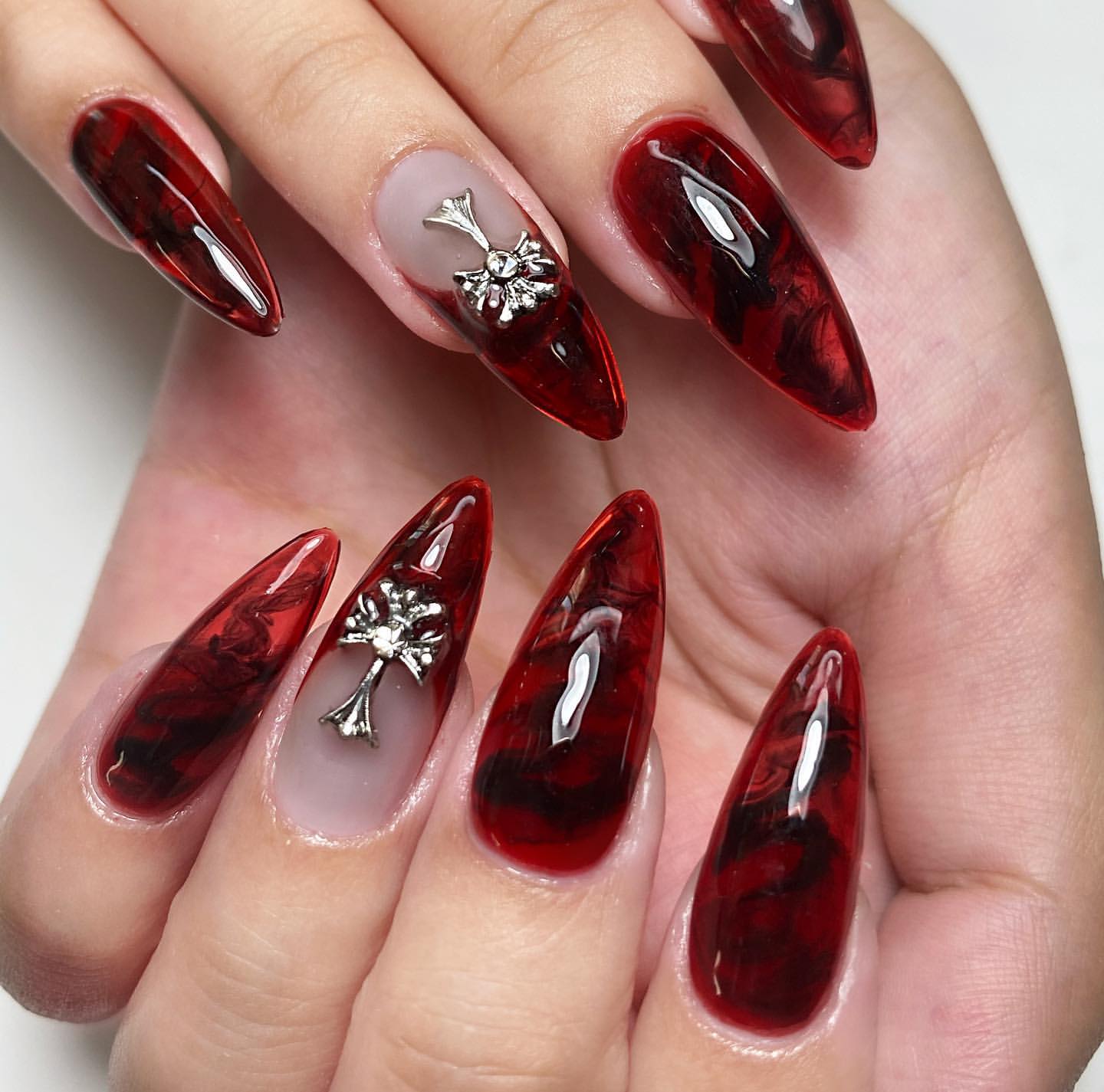 uñas rojas con corazones cromados