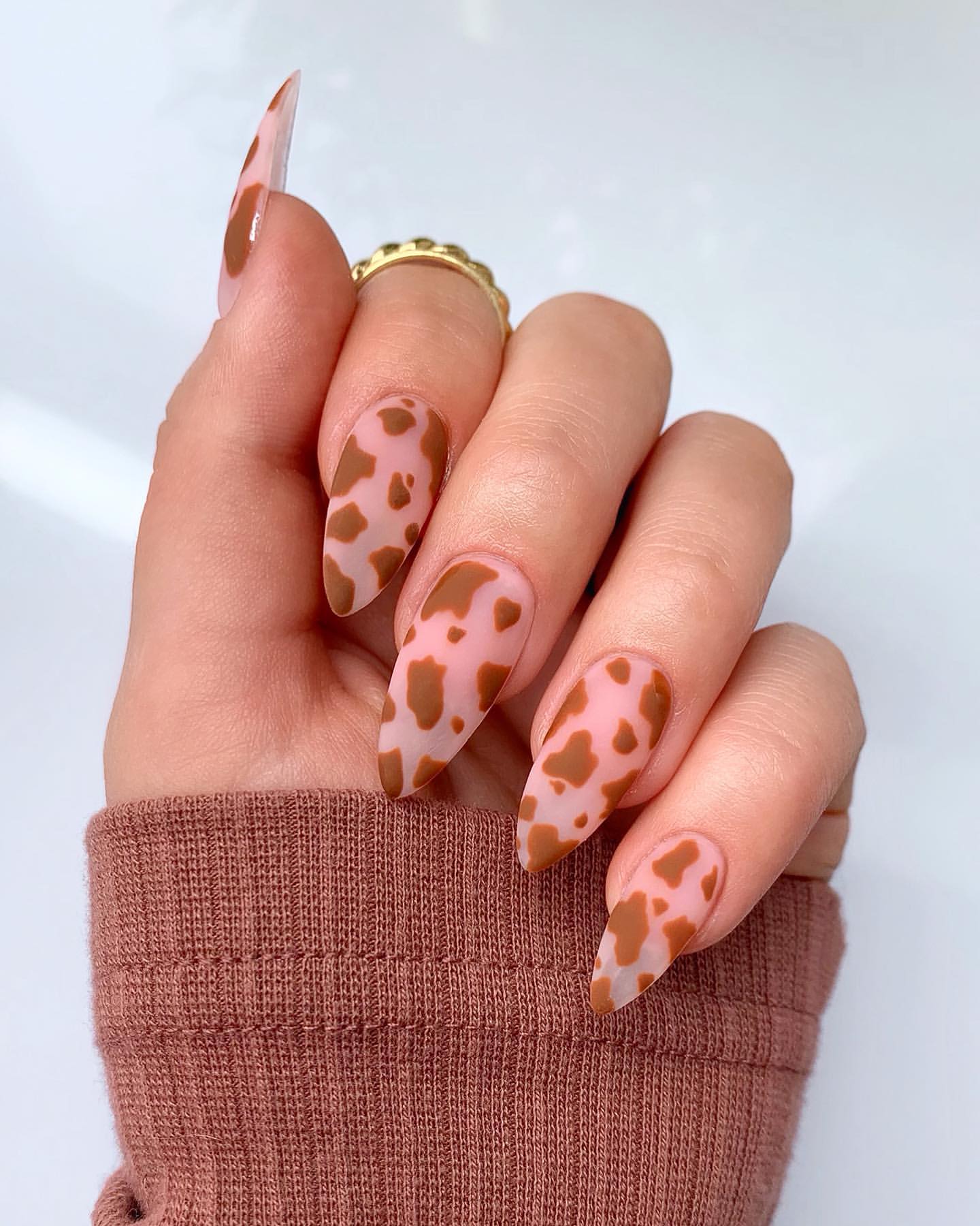 unhas castanhas com estampado de vaca