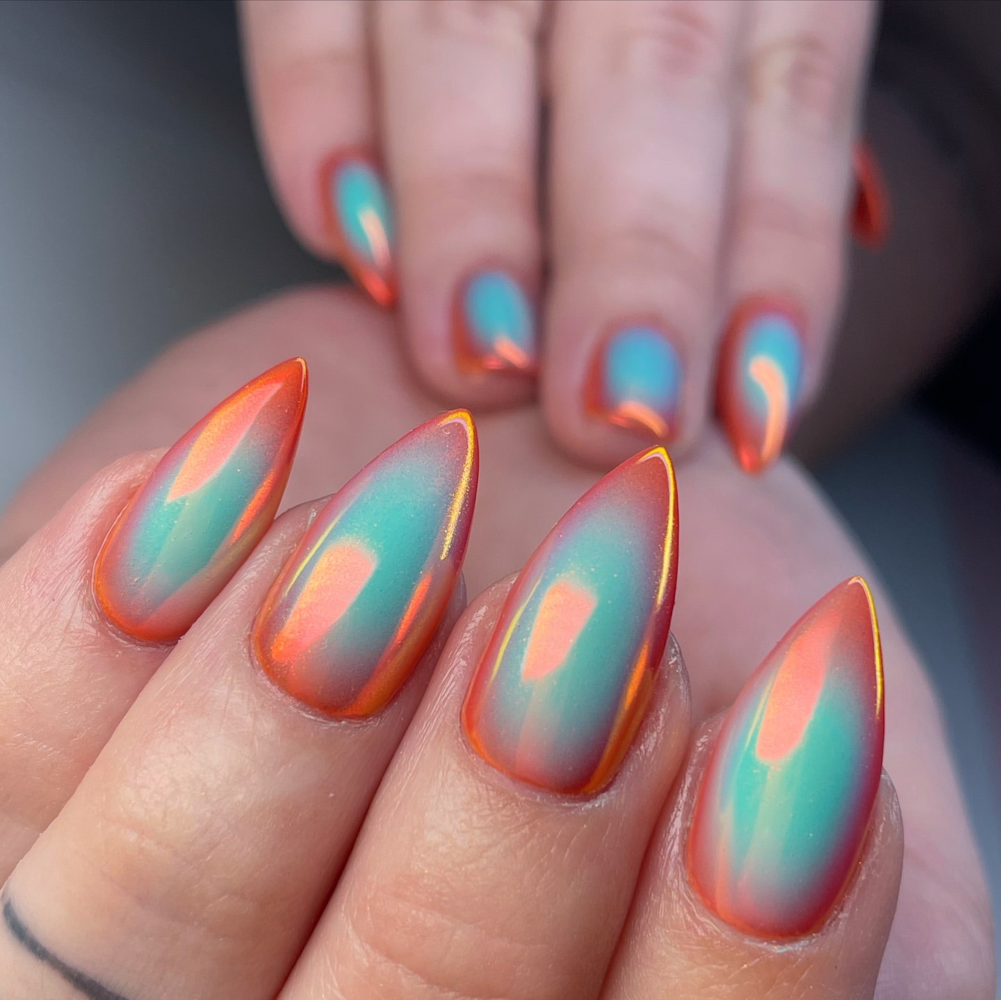 cyan et orange chrome aura nails