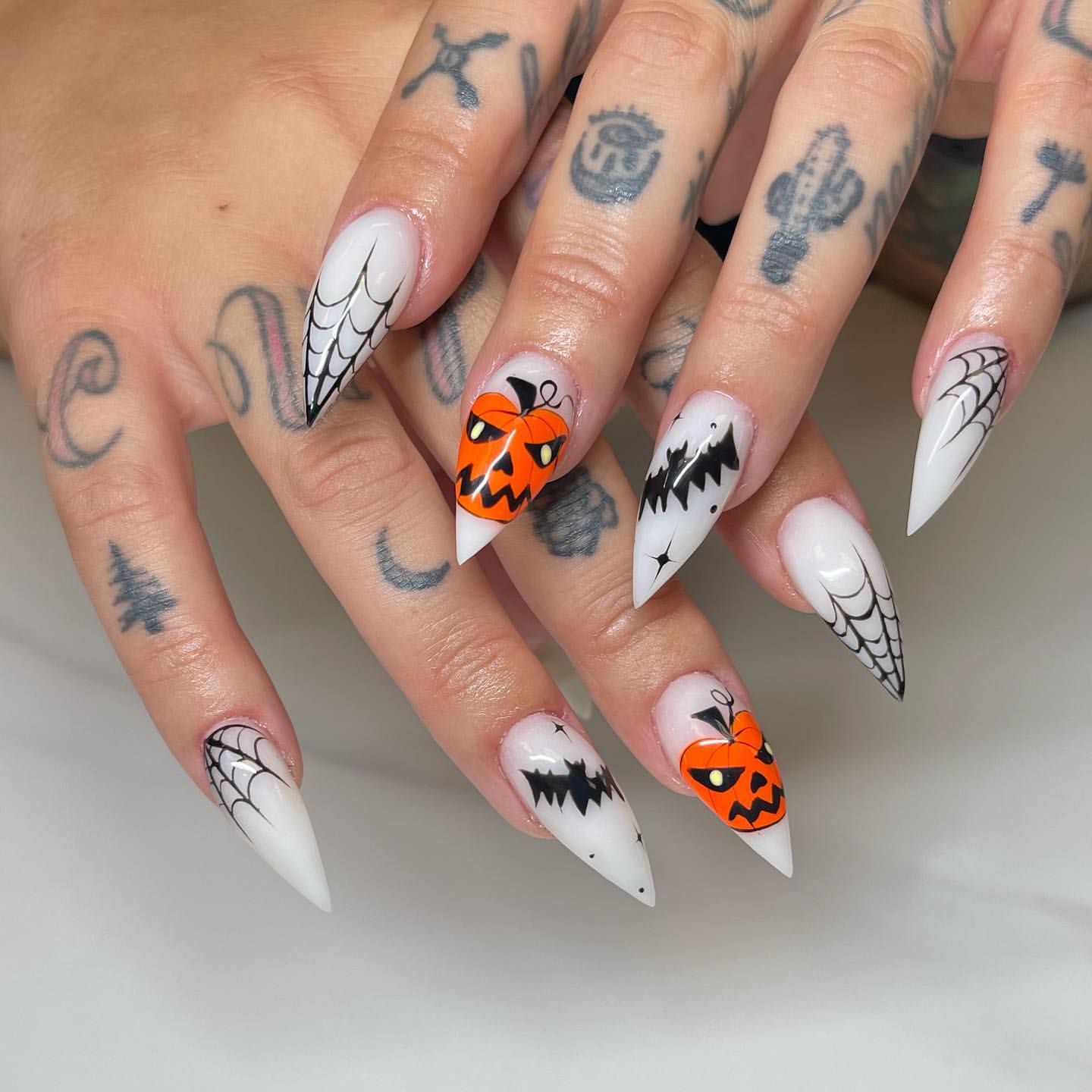 unhas stiletto halloween