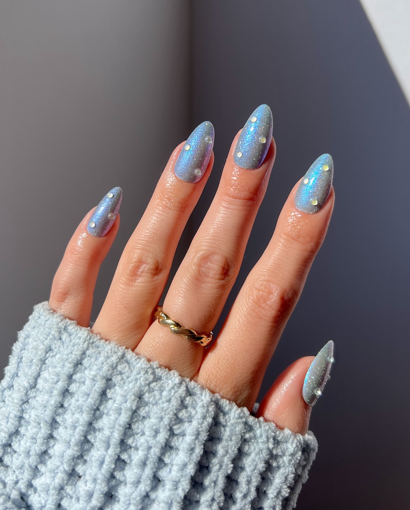 blue nails with pearls