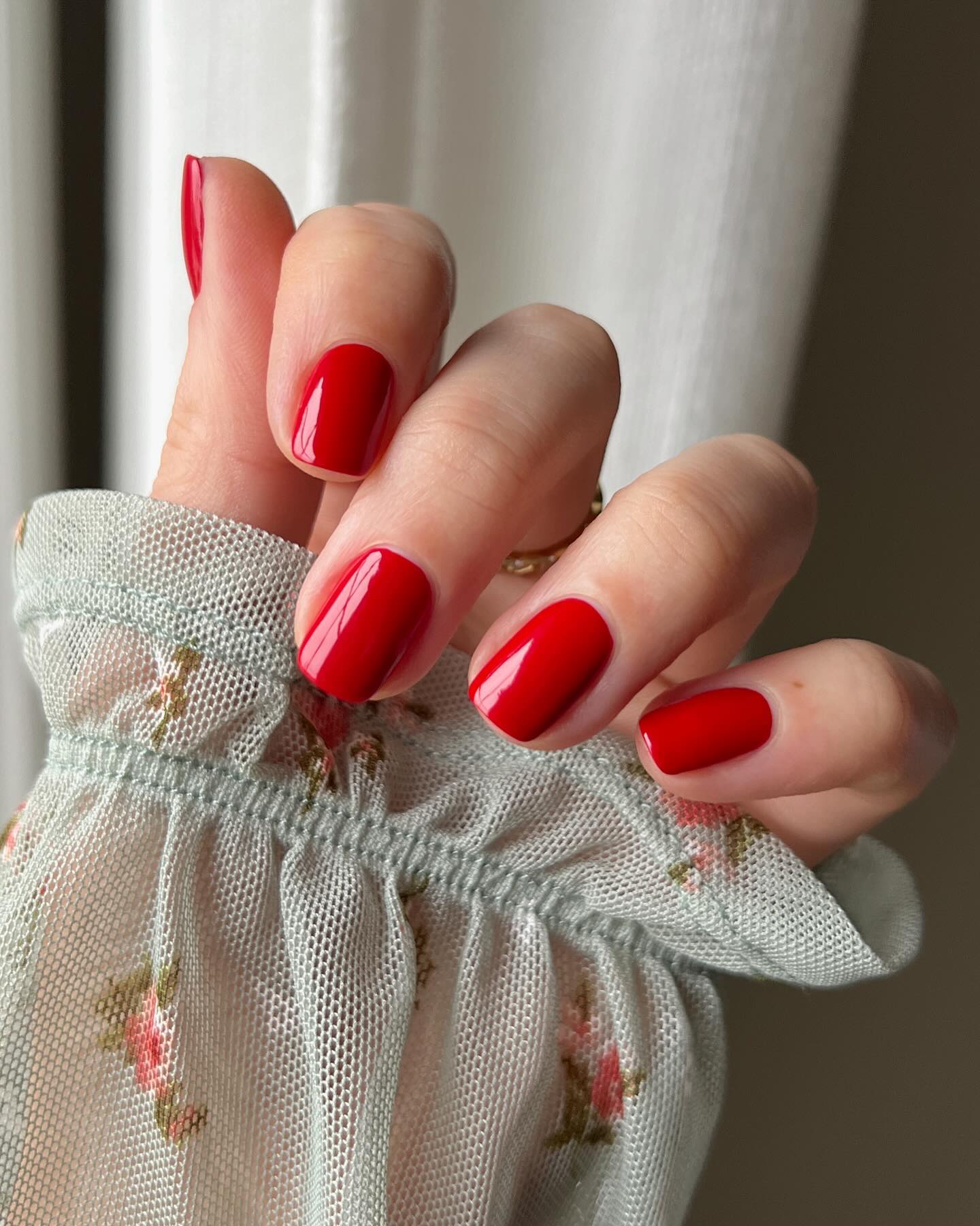 unhas vermelho-cereja