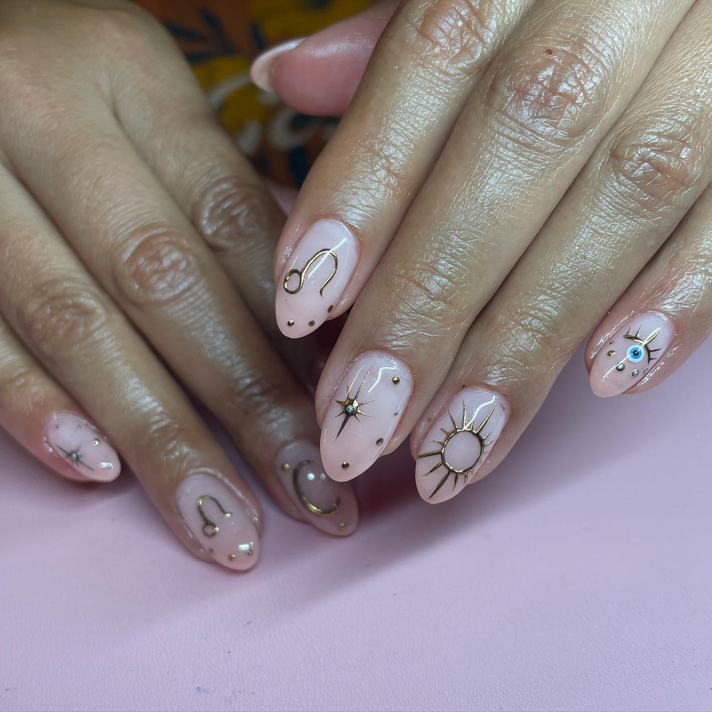 ongles leo minimalistes