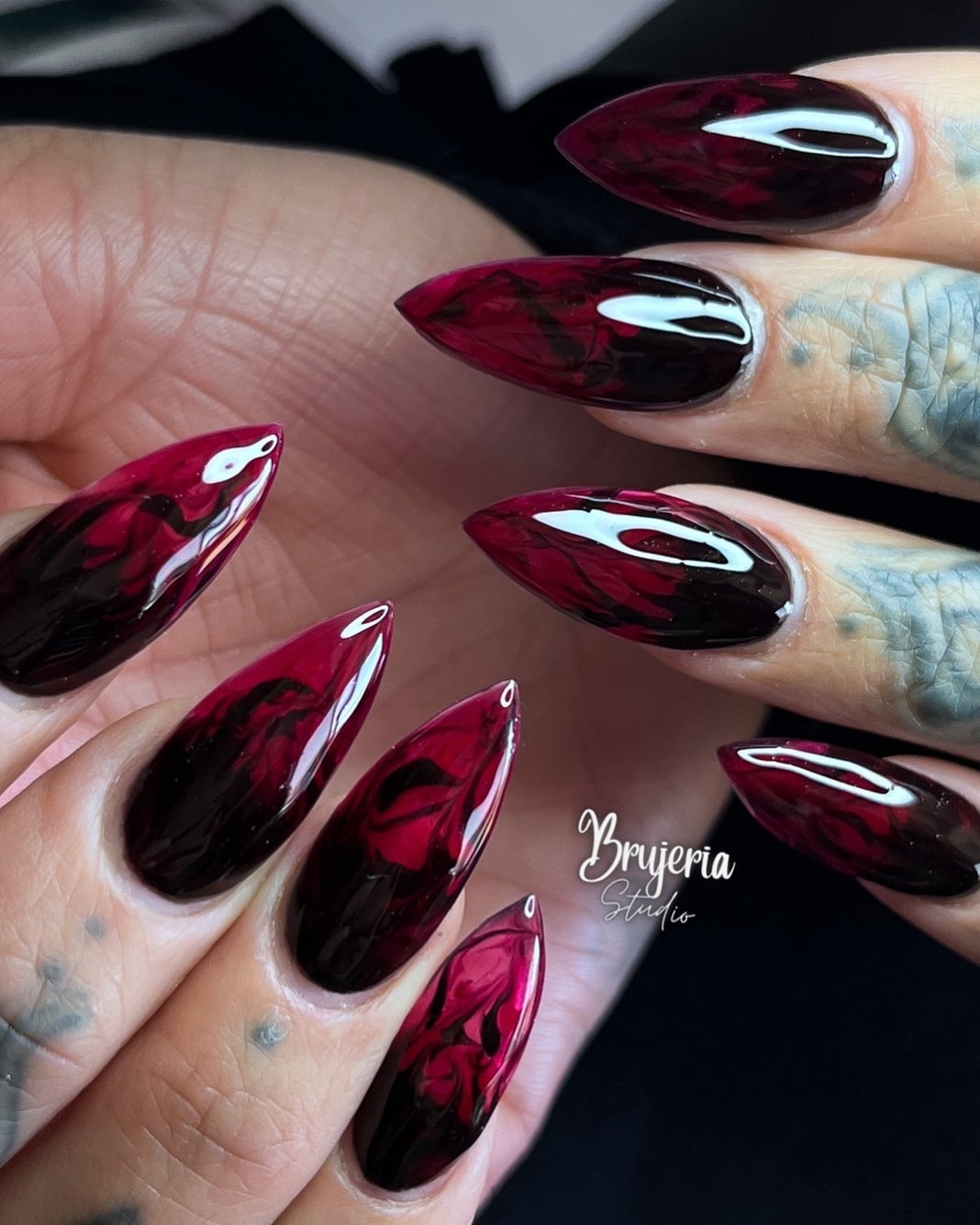 ongles gothiques rouges et noirs